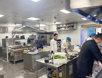 成都学校食堂厨具手机看片网址设备生产厂家告诉你选择商用厨具的注意事项